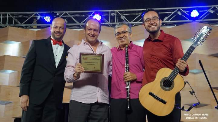 fotografía de los ganadores del primer puesto del 49 festival Mono Núñez.