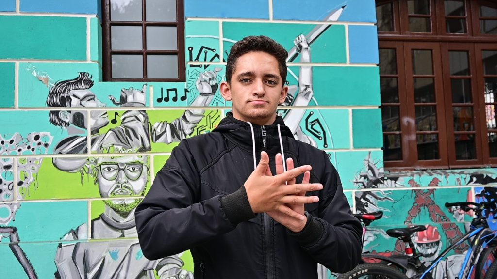 fotografía integrante semillero “Manos y Pensamiento: inclusión de estudiantes Sordos a la educación Superior”
