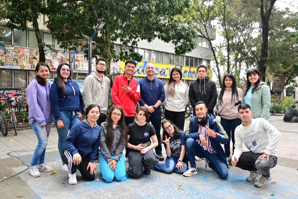 fotografía integrante semillero “Manos y Pensamiento: inclusión de estudiantes Sordos a la educación Superior”