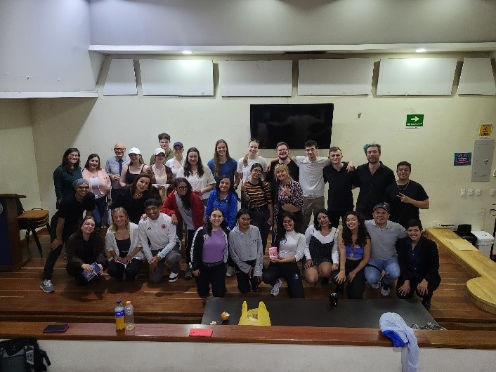 Estudiantes de Colombia y Alemania participando del encuentro Intercultural de la Facultad de educación física UPN
