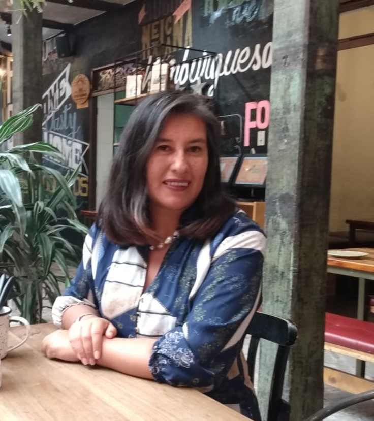 Fotografía de la Profesora Claudia Marcela Chapetón, con el objetivo de promocionar la participación en la sustentación pública de los resultados de su año sabático.