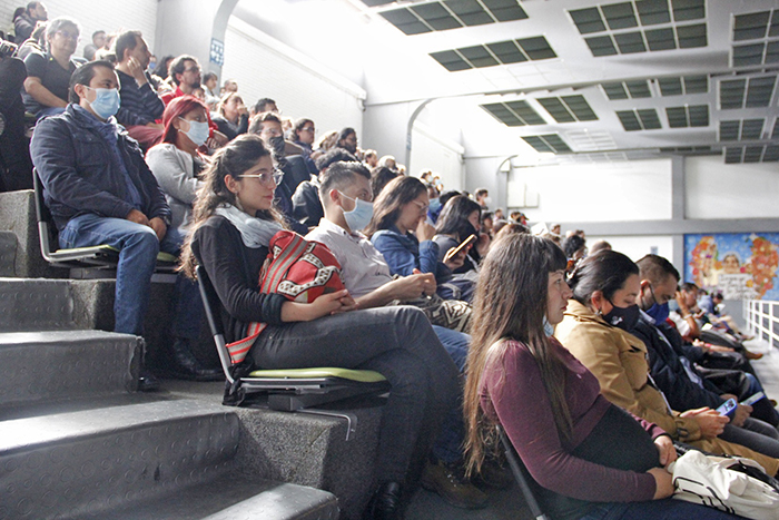 Fotografía de diferentes integrantes de la comunidad UPN en el auditorio multipropósito, con el objetivo de invitar al debate de candidatos a Rector(a) UPN 2024-2028