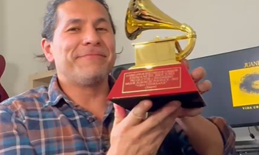 Emmanuel Briceño, productor e ingeniero, egresado del IPN, gana el Latin Grammy a mejor álbum de pop/rock 2023