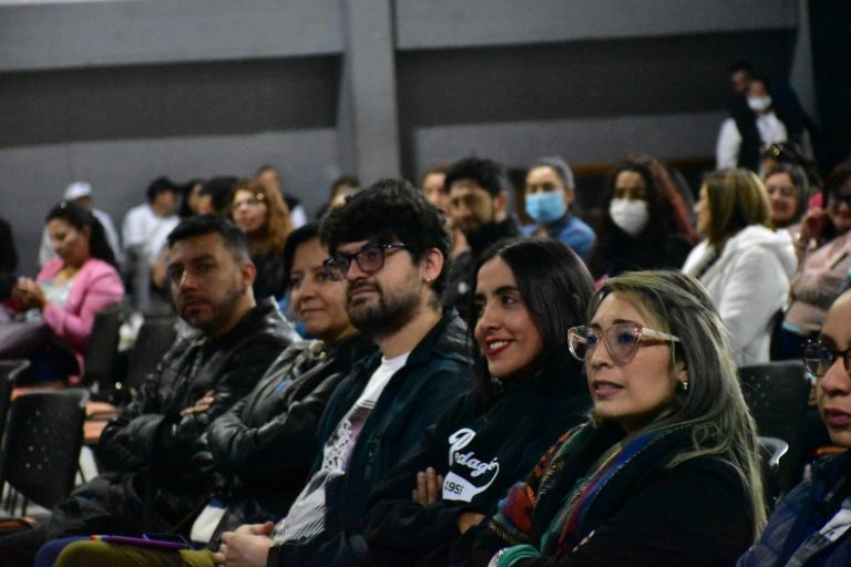 Diferentes miembros de la comunidad universitaria reunidos en el Auditorio Multipropósito Simón Rodríguez