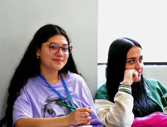 Fotografía de estudiantes de la Universidad Pedagógica Nacional en el aula clase