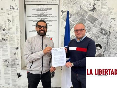 Fotografía de la firma del convenio. Rector UPN Helberth Augusto Choachí; adicionalmente el logo del Diario La Libertad.