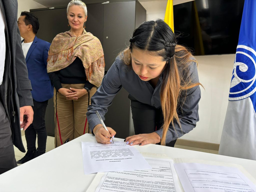 foto de la posesión de Francy Lizcano Barajas como directora del Centro de Egresados