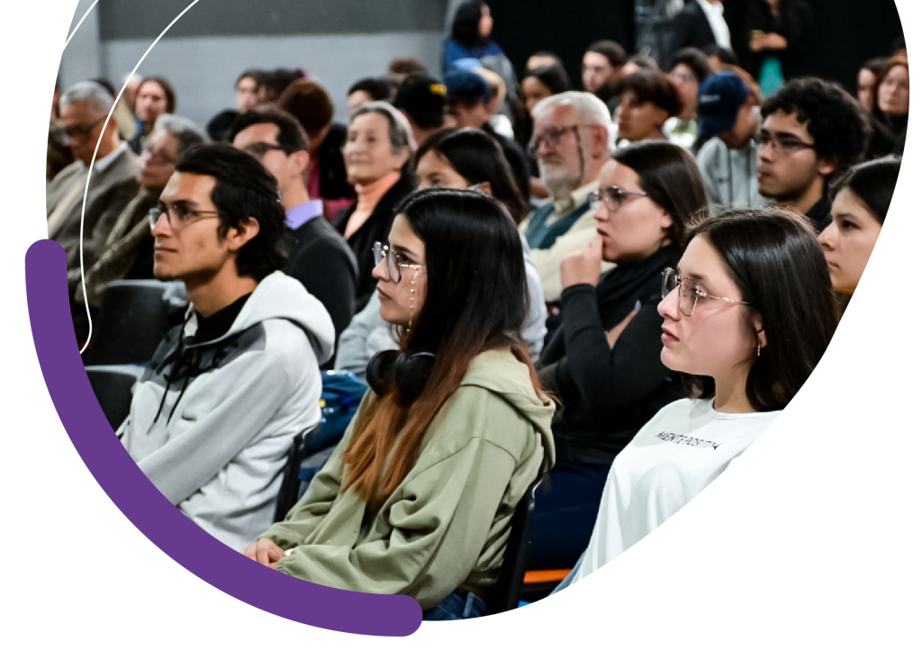 Fotografía comunidad universitaria en el Auditorio multipropósito Simón Rodríguez