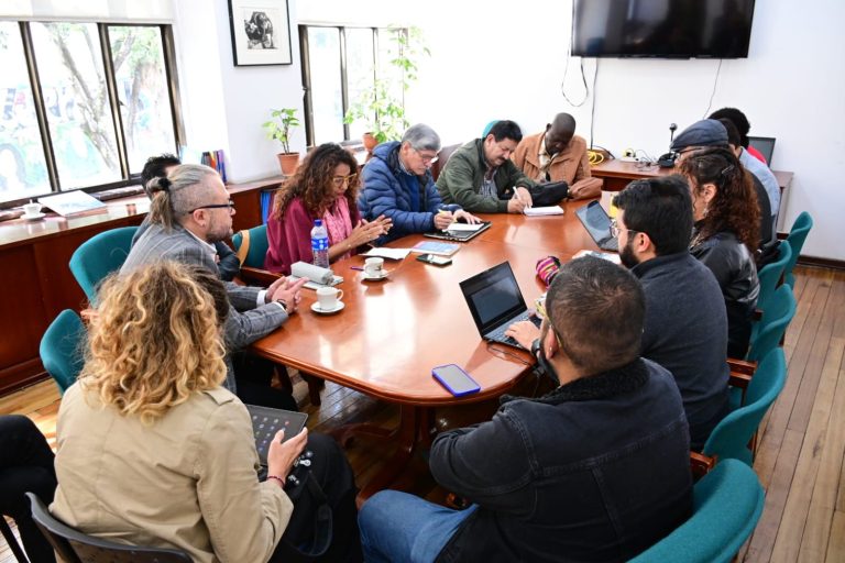 Foto general de reunión con fecode, asistentes sentados