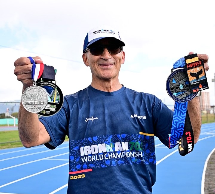 foto con medallas profesor José