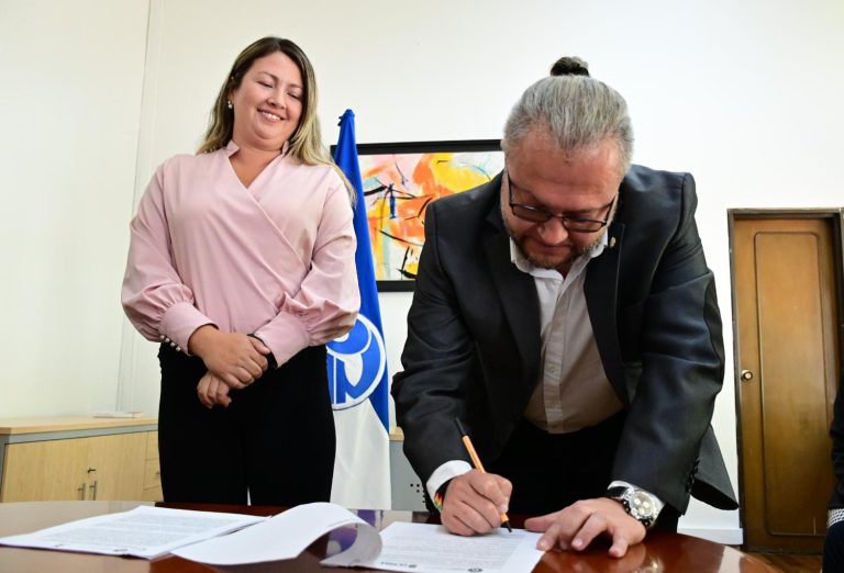 Fotografía del Rector de la UPN firmando el convenio para la oferta de programas académicos en la Mesa y Suesca, Cundinamarca