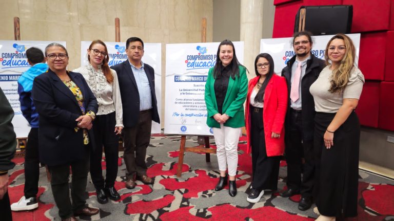 foto de firma de convenio con Cundinamarca