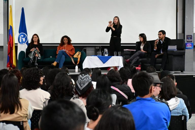 Foto sobre el conversatorio conversatorio “El cuidado como promesa y principio formativo”