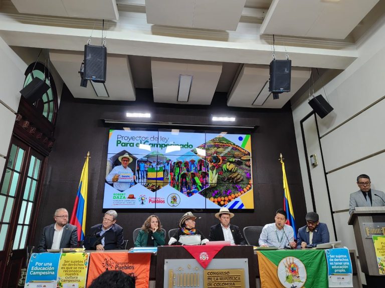 Foto de Helberth Choachí en la radicación de proyectos de ley para campesinado con los congresistas