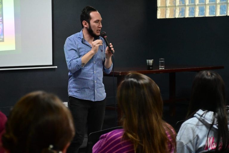 Foto charla «We talk: entrenamiento en identificación y manejo de crisis emocionales»