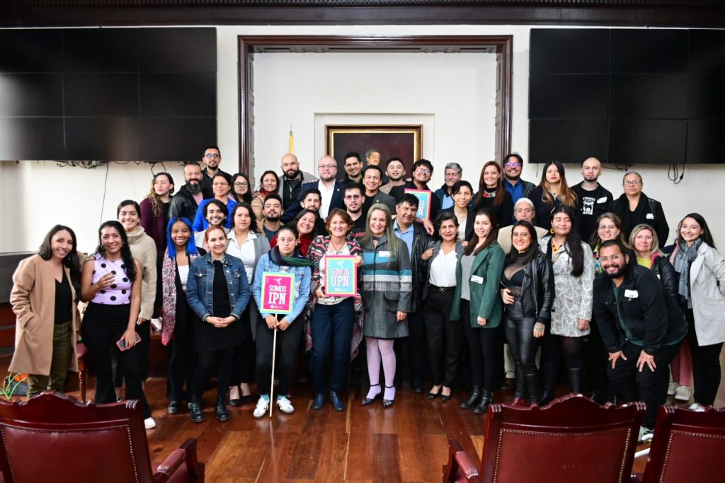 foto del grupo asistente a la radicación del proyecto de ley 100 años