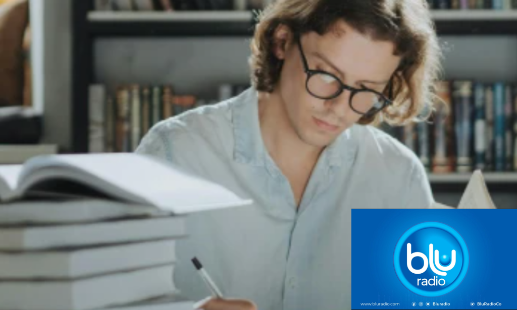 imagen de un joven leyendo