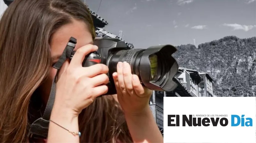 imagen de una mujer con una cámara fotográfica