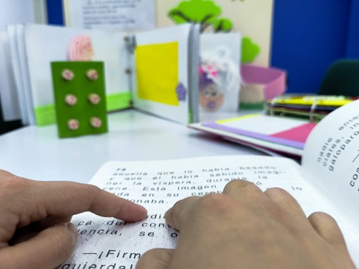 imagen leyendo braille