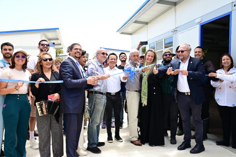 foto entrega aulas modulares Valmaría