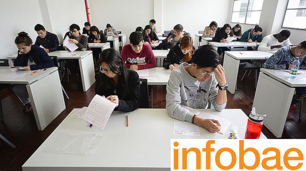 imagen de un salón de clase con estudiantes
