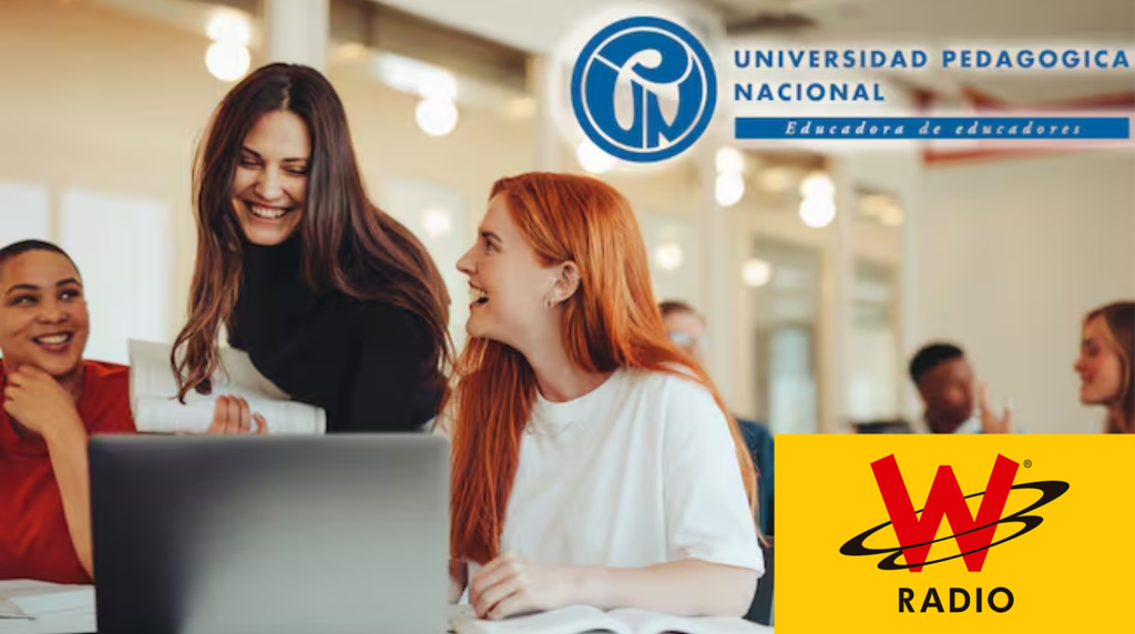imagen de dos mujeres frente a un computador sonriendo