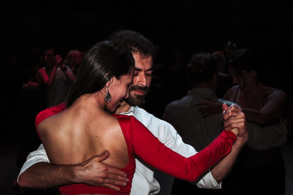 pareja bailando milonga