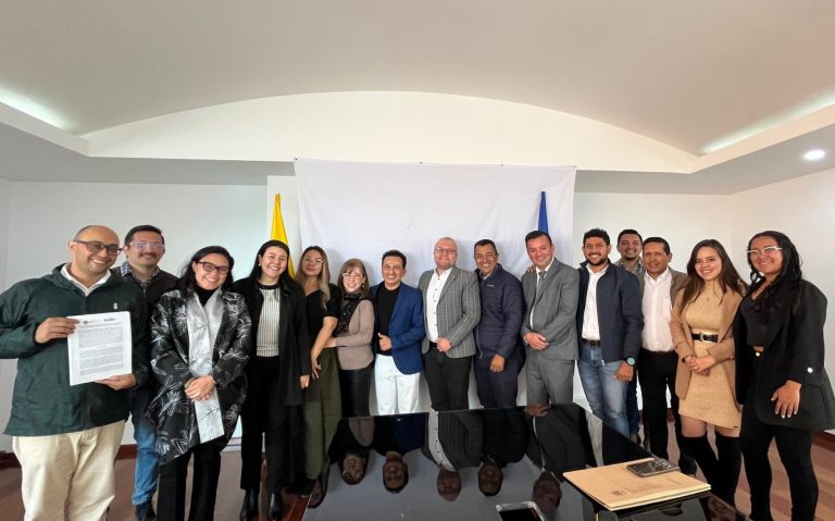 foto firma de convenio profesionalización provincias Cundinamarca