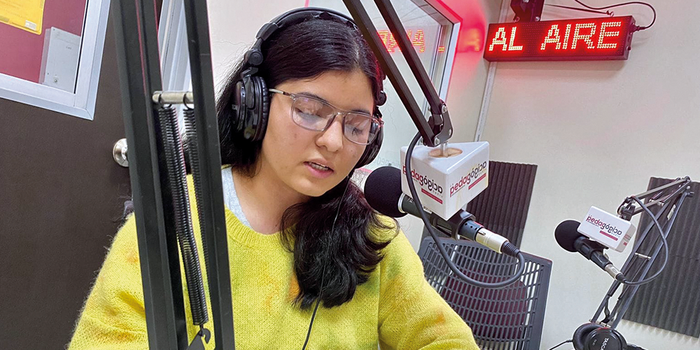 persona en cabina de La Pedagógica Radio
