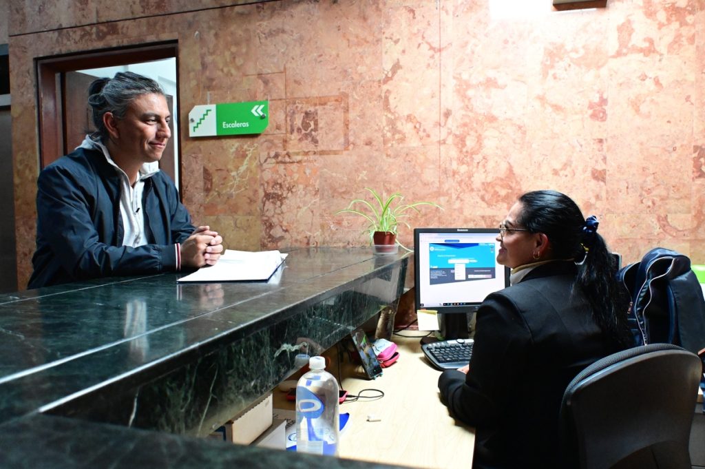 funcionario en portería edificio administrativo