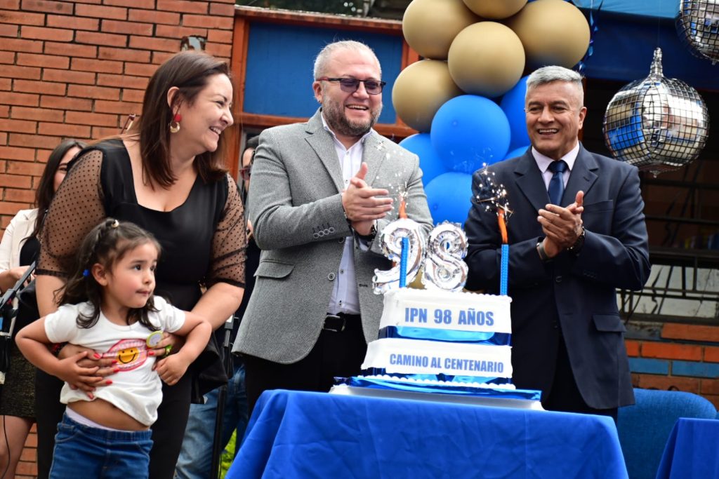 Foto cumpleaños 98 IPN del rector, la directora y niña