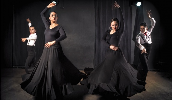 Fotografía personas vestidas de negro bailando flamenco