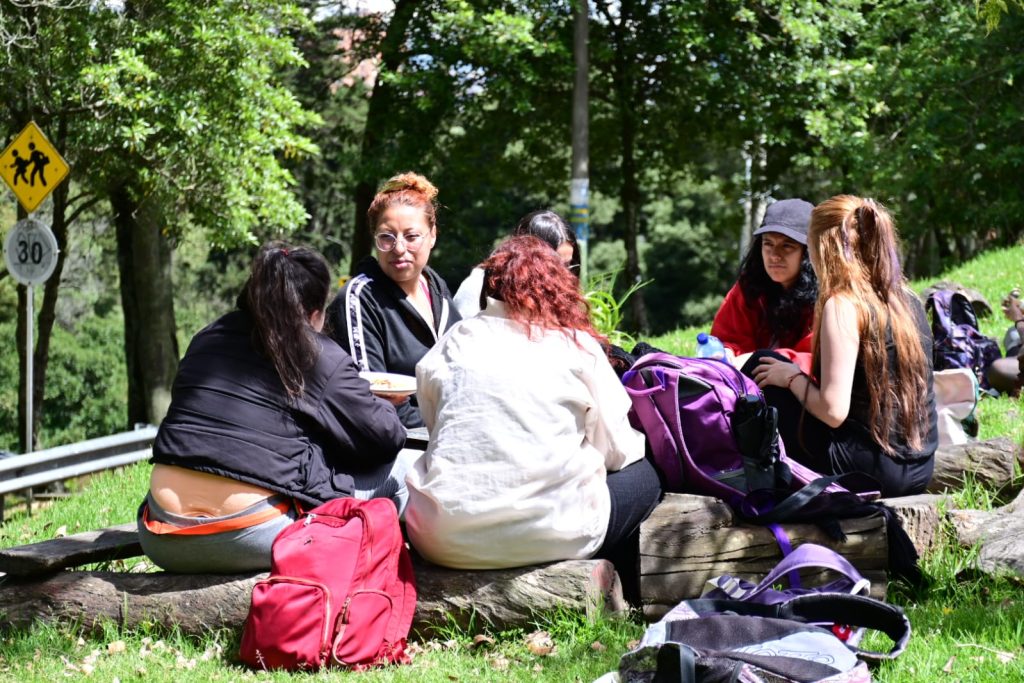 estudiantes compartiendo en la Universidad