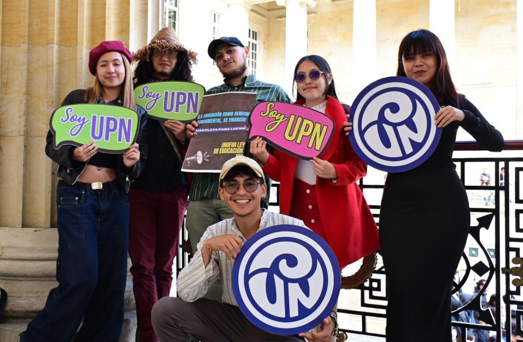 Estudiantes de la UPN celebrando la nueva le de educación