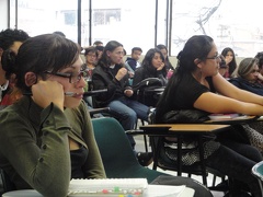 Fotografía de estudiantes en un salón de clase