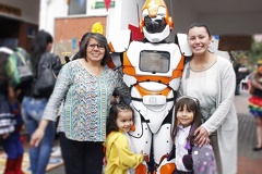 Fotografía de un robot y unas niñas disfrazadas.
