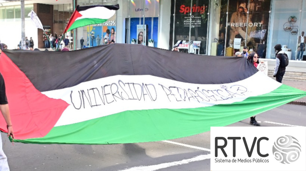 Fotografía de la bandera Palestina con el nombre de la Universidad Pedagógica