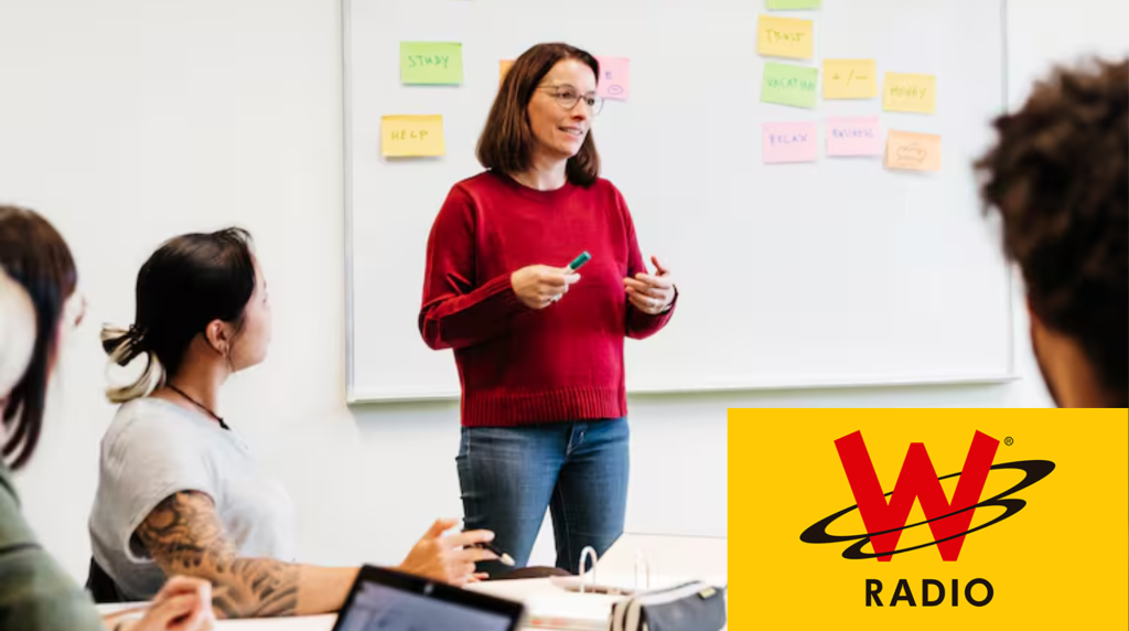 Fotografía de una profesora dictando clase