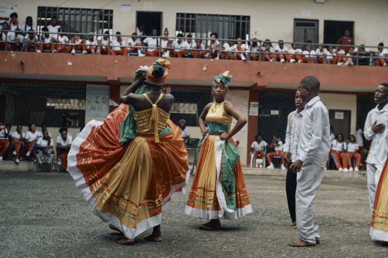 Fotografía de mujeres afrodescendientes bailando