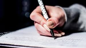 Fotografía de una mano de una mujer escribiendo