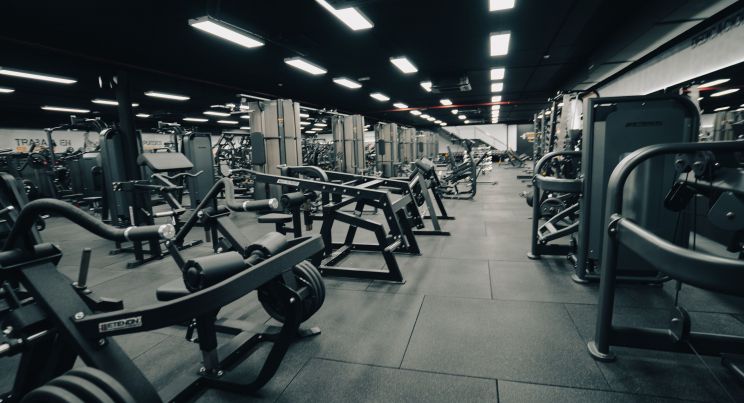 Fotografía de máquinas de gimnasio