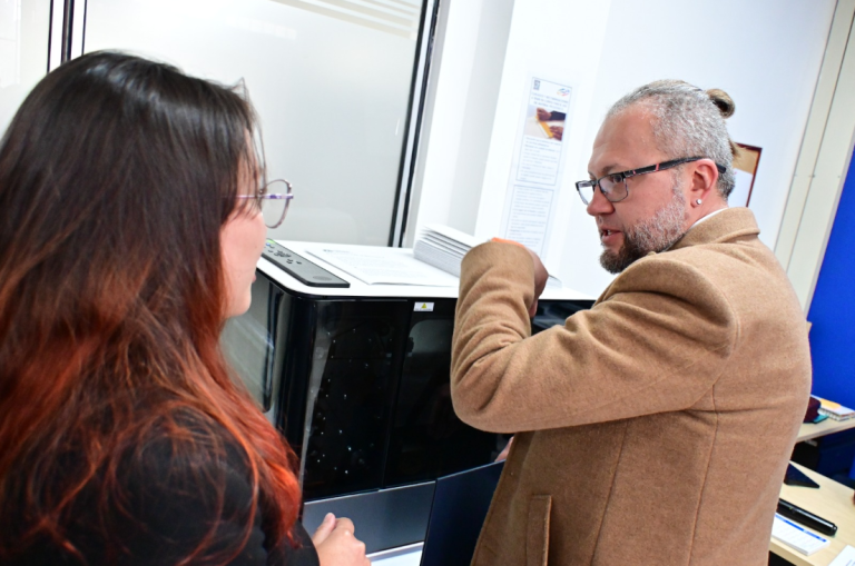 Fotografía rector y docente con impresora nueva