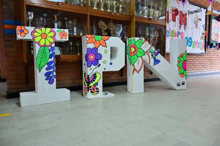Fotografía de las instalaciones del IPN, con letras hechas en 3D que forman la sigla de la institución.